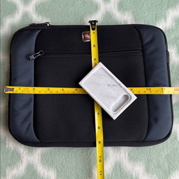 SwissGear Lunar Black and Gray tablet Sleeve case with zipper - Picture 7 of 8